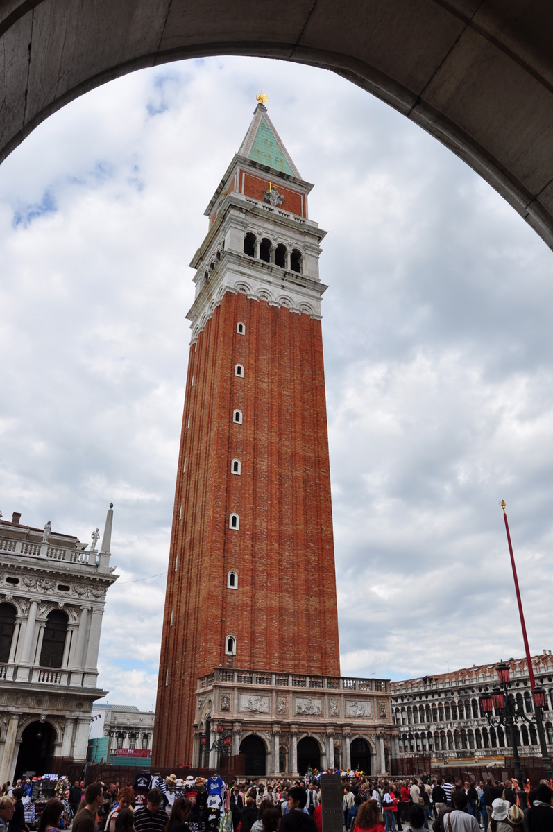 di san marco)位于圣马可广场的附近,靠近圣马可教堂的前方,为