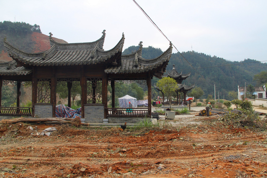 村头,还建了仿古的雨亭.