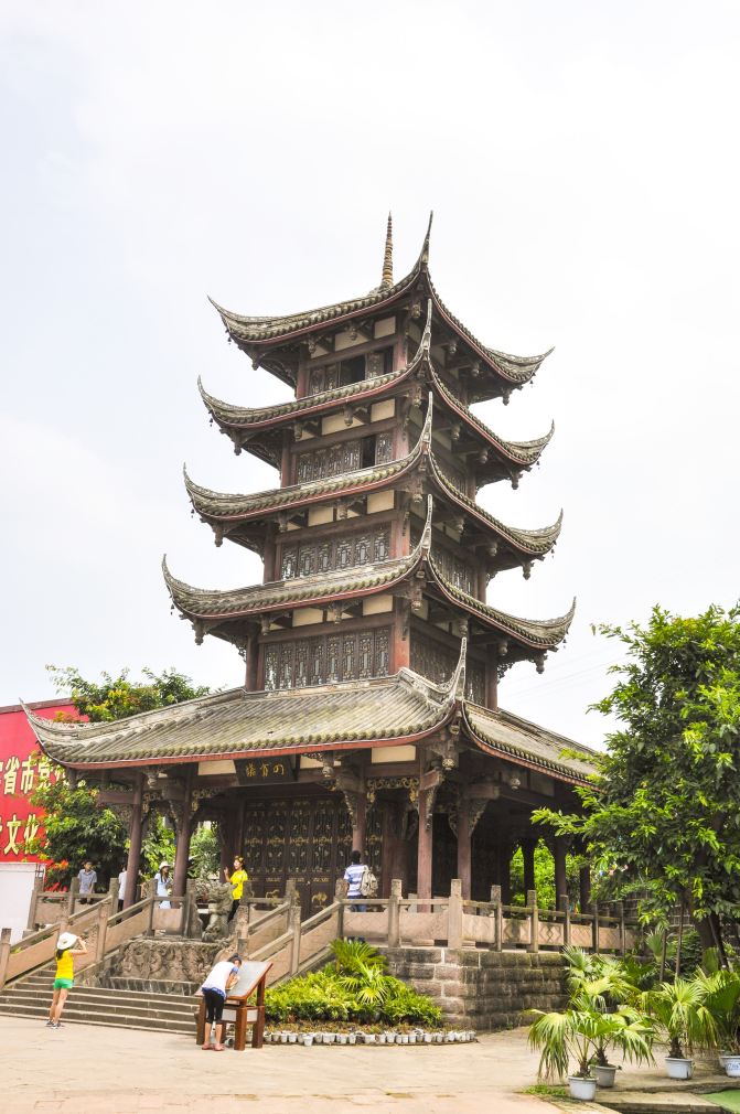 巍峨的四方塔,毅力挺拔.