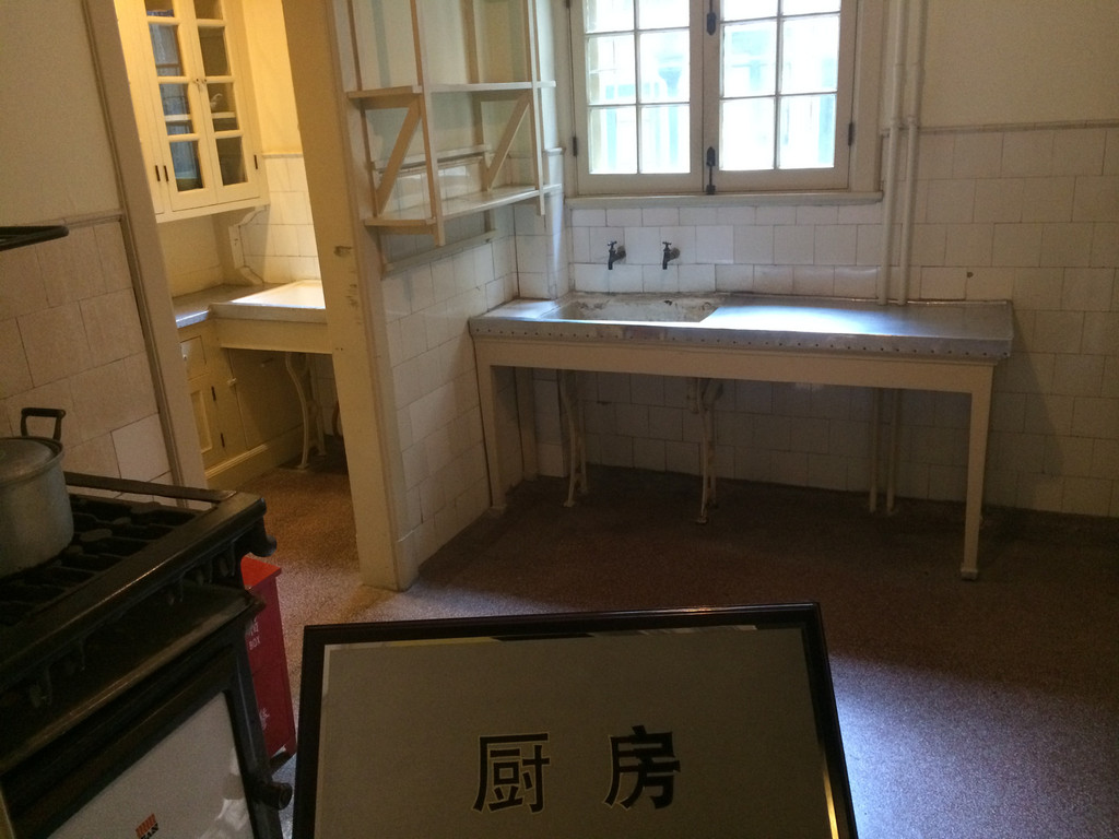 一进房子后,首先是小厨房.