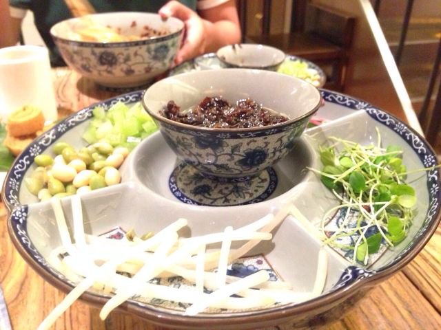 大栅栏:读做"大石烂儿"(dàshílànr)是北京市前门外一条著名的商业