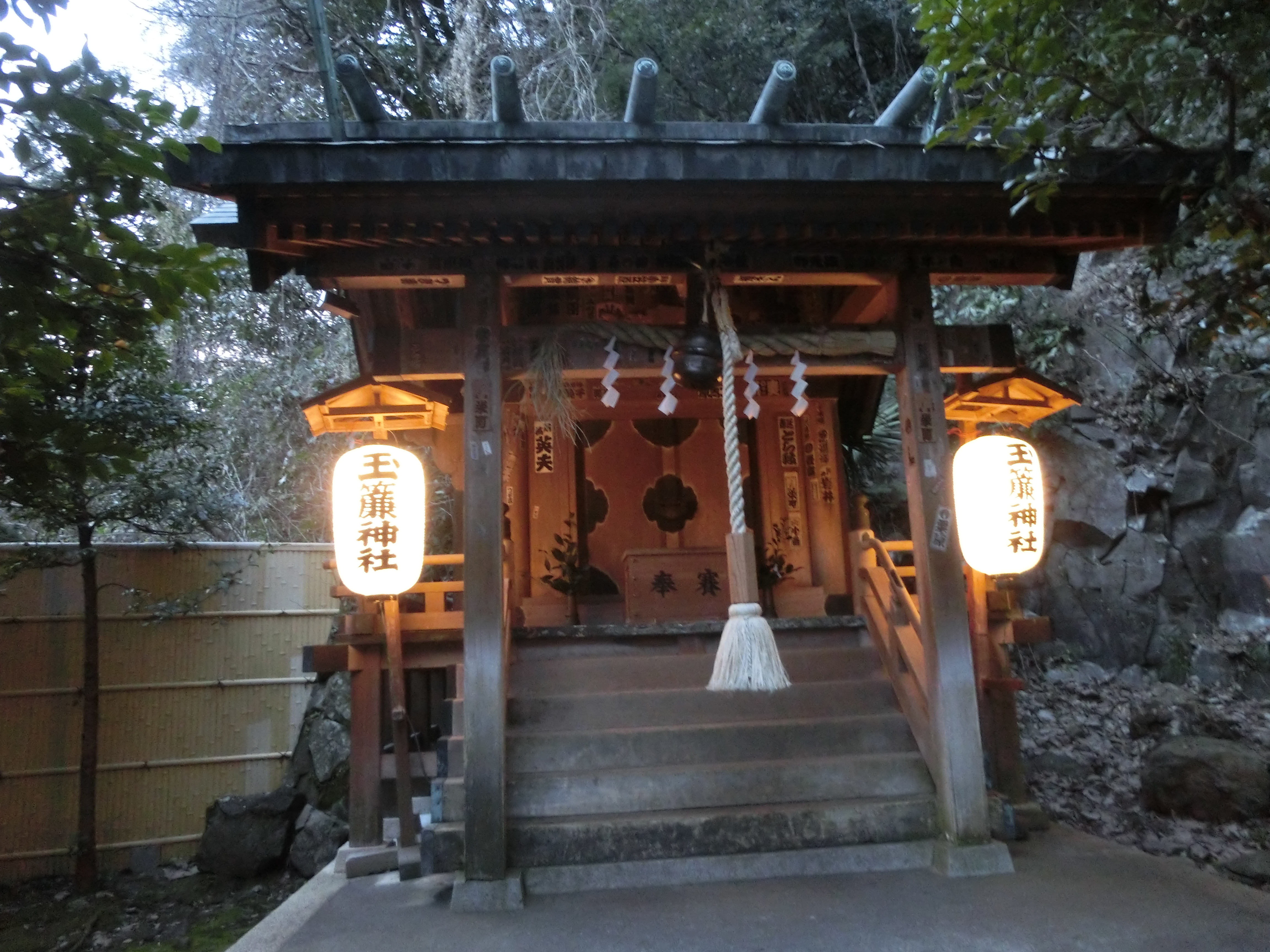 酒店后的神社,从酒店后面换上木屐便可游览,算是酒店里的景点