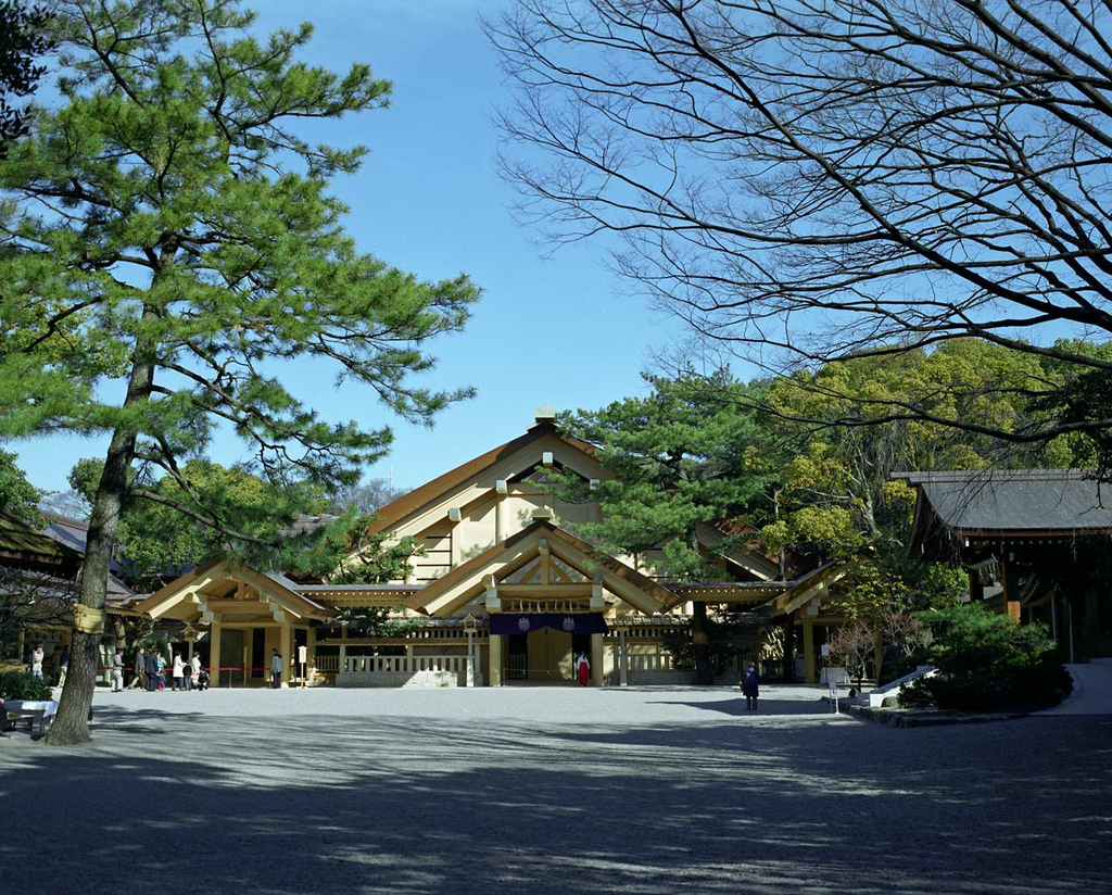 热田神宫在名古屋市的市中心地带,早在7 世纪编纂的日本最古的史书—