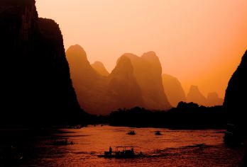 桂林+阳朔一日游【可选8人团/大团+漓江游船丨竹筏+遇龙河】【[2-8人小团轻奢纯玩]赏景漂流双体验，挚友亲子纵情畅玩！桂林山水精髓的所在，让您不虚此行！】