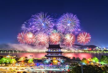 长沙橘子洲+湖南博物院+岳麓山+爱晚亭+火宫殿+都正街一日游【安排百年老店-坡子街[火宫殿总店]，品尝湖湘特色小吃，饕餮美食让您流连忘返】