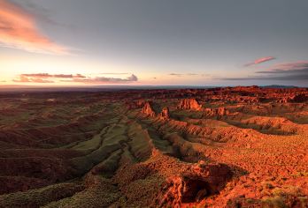 平山湖大峡谷+七彩丹霞一日游·热销3人日落团+市区上门接送【张掖精华地质经典两个都要！谁说只能二选一，丹霞地貌和红图层地貌都好看！赏七彩祁连、吹水蚀峡谷之风！】