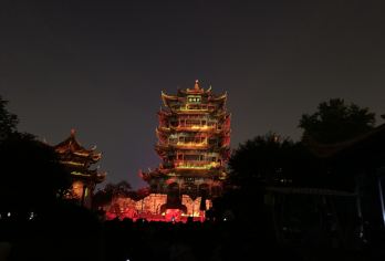 夜上黄鹤楼+武汉大学+东湖夜游【6人小团-赏江城夜景】【[服务保障]24小时贴心管家+车载移动电源+矿泉水】