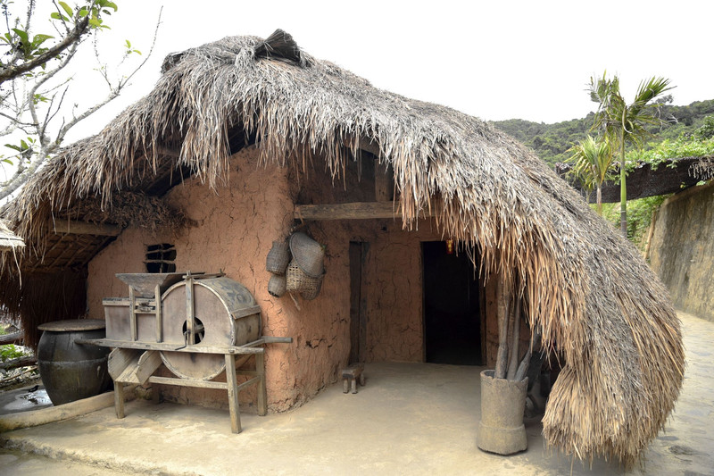 黎族独具特色的茅草屋船型屋