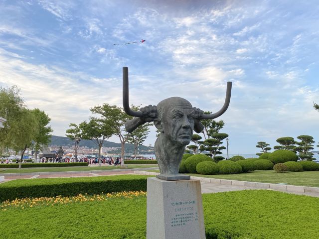 幸福門公園威海地標性建築,人很多,景色也漂亮