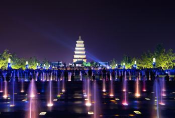 西安城墙+钟鼓楼+大雁塔-大唐不夜城+驼铃传奇一日游·【夜游大雁塔-大唐不夜城，观盛世长安，赏美景，品美食，看不倒翁小姐姐-大雁塔北广场音乐喷泉等演出】