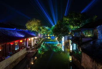 苏州周庄一日游【景区三项•摇橹船+演出票+游船票ღ苏州出发】【[行程合理]游览苏州知名景点，行程安排合理，景点游玩时间充足，让您轻松出游。】