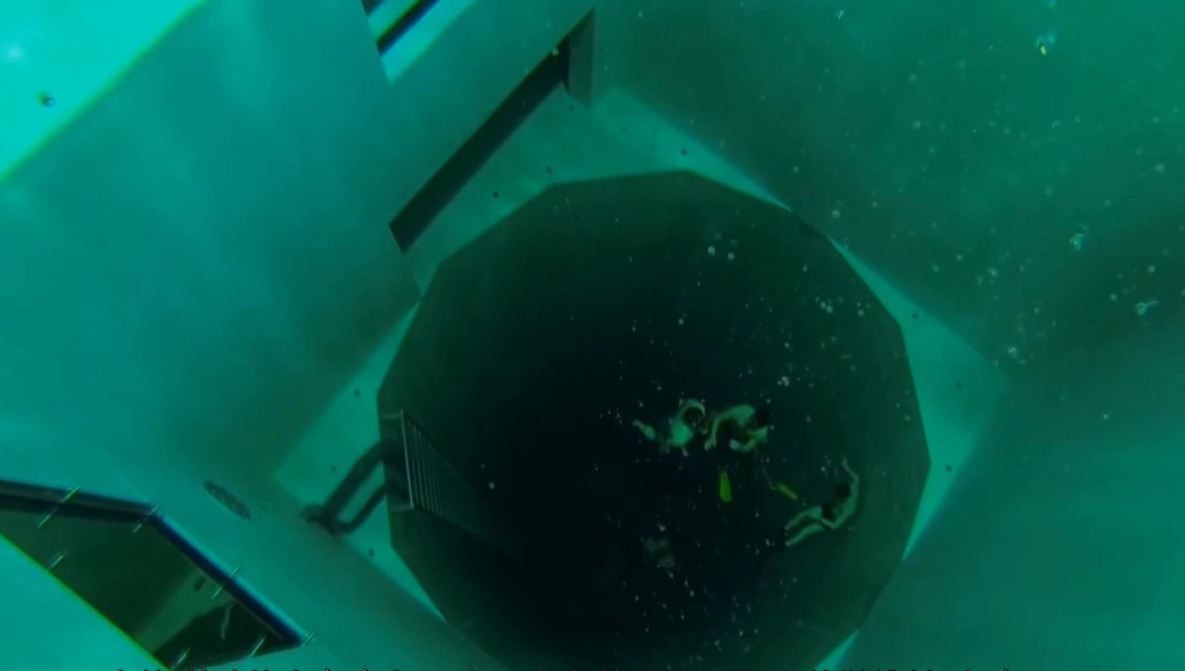 世界第二深游泳池，游泳犹如海上蓝洞