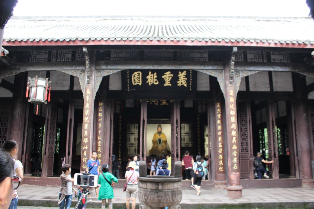 劉備殿後,下數節臺階(武侯祠低於漢昭烈廟,象徵古代君臣關係),武侯祠