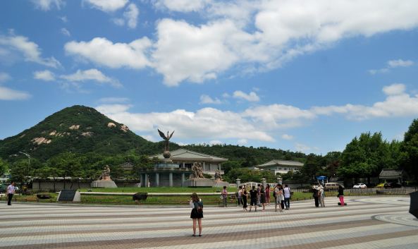 <p class="inset-p">青瓦台是位于景福宫北侧的韩国总统府。背靠北岳山，南观汉江水，采用了典型的韩国“八”字型建筑风格，使用了15万块韩国青瓦，每片都有100年以上历史，远远看去一片青色，故得此名。</p><p class="inset-p">青瓦台的所在地，在风水地理上说，是一块吉地，它曾经是高丽王朝的离宫所在地。之后，在李氏朝鲜时代，又作为正宫景福宫的后苑（王妃们居住的宫殿），也曾经在这里举行过比武考试和科举考试。在日本统治时代，由于大部分的建筑被破坏，在这块土地上重新修建了朝鲜总督府的官邸（旧本馆）。在这之后的美军主政时期，这里又作为军政长官官邸使用。</p><p class="inset-p">大韩民国成立后，第一任总统李承晩将这里命名为“景武台”，开始作为办公室兼官邸使用。“青瓦台”这个名字是于1960年改称的。</p><p class="inset-p">一般青瓦台给人的印象是周边警备森严，普通人很难接近，但实际上，这里安排有每周二至周五，1天4次的预约免费观览。当然，外国人也可以参加，还可以免费租借中文版景点讲解设备。原来只有在照片上和视频中才能看到的青瓦台，现在你也可以进入亲自观览。</p><p class="inset-p">青瓦台由位于中央的本馆、春秋馆、迎宾馆、绿地苑、七宫等组成。値得注意的是这些建筑的外观各不相同，为了能突出韩国特色，所有建筑都是按照韩国传统建筑模式建造，看上去非常漂亮。</p><p class="inset-p"><strong>本馆</strong><br />本馆的标志是多达15万枚的深蓝色瓦片，它的背后耸立着北岳山，给人的感觉威武庄严。这座于1991年建成的本馆有两层，1层为总统夫人的办公室和会议室，2层为总统的办公室。</p><p class="inset-p"><strong>旧本馆遗址</strong><br />这座韩国第一任总统使用的旧本馆已经于1993年停止使用，现在在遗址上只剩下纪念碑了。旧本馆遗址附近设有饮水机，口渴的时候可以喝点水。</p><p class="inset-p"><strong>春秋馆</strong><br />本馆右侧是春秋馆，春秋馆房顶是用传统的陶瓦做成的，1层是国内外记者们使用的新闻报道发送室和采访间，2层是总统新闻发布会的会场。</p><p class="inset-p"><strong>绿地苑</strong><br />从春秋馆出来，步行约10分钟后即可到达绿地苑。这座以青瓦台中最美景色闻名的庭院，环境清新幽静。位于中央的大松树有160年的树龄。在绿地苑的右边深处，隐约可见被称为“常春斋”的韩屋，它被用于接见外国贵宾和举行非正式会议。</p><p class="inset-p"><strong>迎宾馆</strong><br />本馆左侧是迎宾馆，1978年建成的迎宾馆，顾名思义，是用来招待来宾，以及与外国首脑会议时举行官方招待活动的地方。1层是前厅和演出场所，2层是会餐场所。整个建筑全部由18根石柱支撑起来。迎宾馆不能进入内部参观。此外，朝着迎宾馆中央的道路被称为“御道”，有着君主行走的道路的意思。</p><p class="inset-p"><strong>七宫</strong><br />七宫里安置着李氏朝鲜王朝历代王的生母、和没有成为王妃的7位侧室的牌位。这里有穿着韩服的导游人员等待着，会给大家在每一个牌位前面做详细讲解。</p>