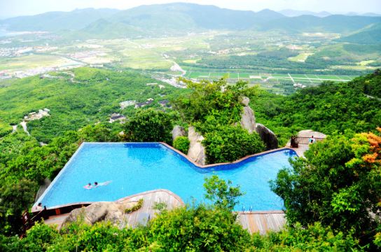 山上的泳池,不过只有鸟巢的住户才能用