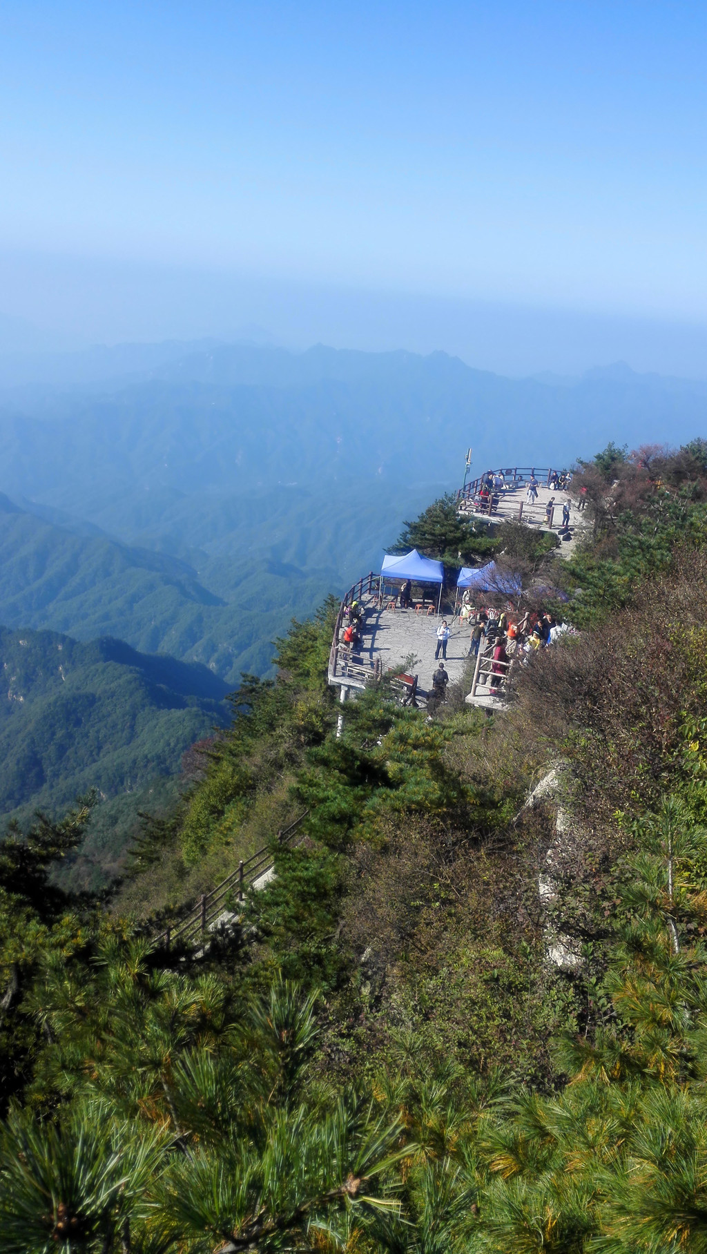 第二天早上6點吃飯,6:30坐中靈索道上山(上下山100元),到達中天門,順