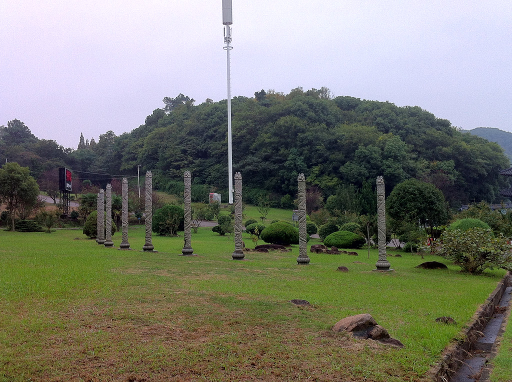 公園入口草坪上的九根華表盤龍柱石雕