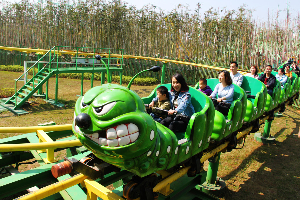 休閒遊樂的小型過山車,速度適中,彎度較小,適合家長帶著孩子一同遊玩