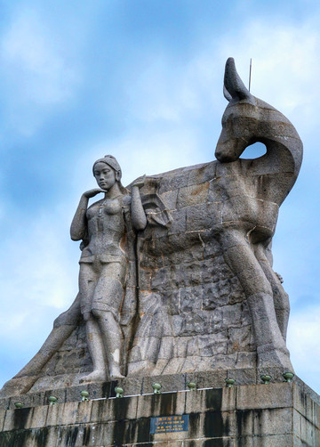 根据这个美丽爱情传说而建造的海南全岛最高雕塑"鹿回头"已成为三亚的