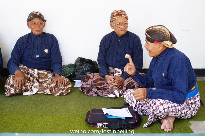 王宫的侍卫,仆人仍著爪哇人传统服装,会在后腰间挂一把刀,相传里面有