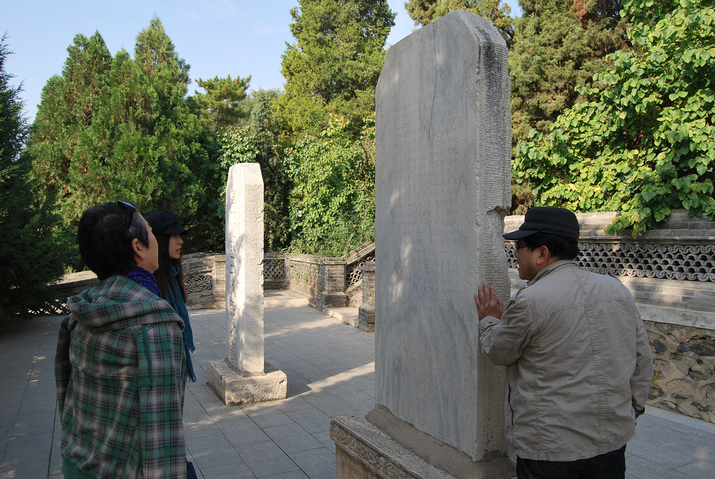 雙亭,亭中各有一塊石碑,分別用蒙漢兩種文字刻著:王昭君之墓.