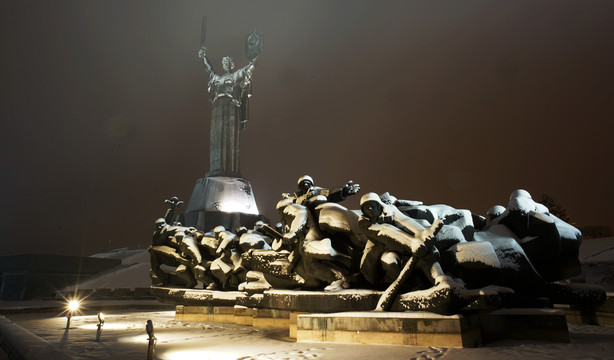 母亲山下的战争与和平