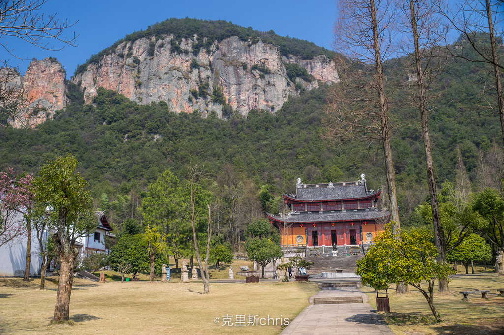 在這個雲浮太空的4a級景區仙華山腳下,有著一個白色的城堡——仙華