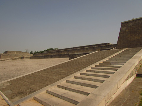 空旷的台基,曾经这里矗立过一座雄伟的宫殿