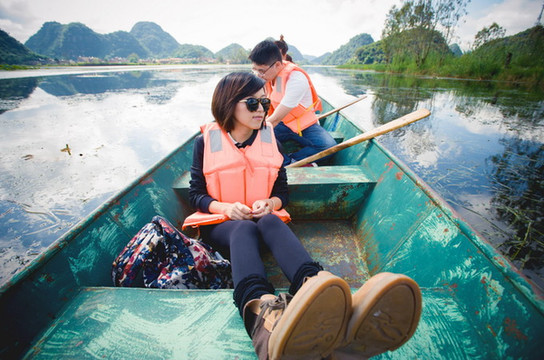 吃好烧烤,继续滑行~整条河上就只有我们在划船,来的太早了~~哈哈哈