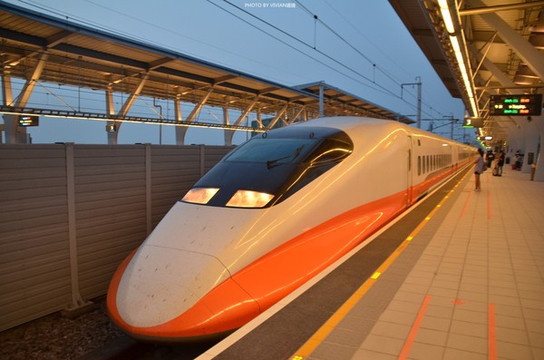 台湾高铁长这样~像温暖版的和谐号