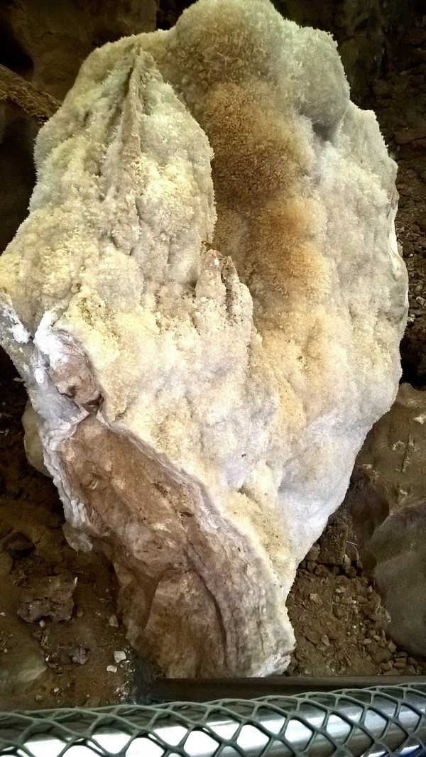 这些巨石上布满了密密簇簇的雪绒石毛,这是非重力水晶沉积类的钟乳石.