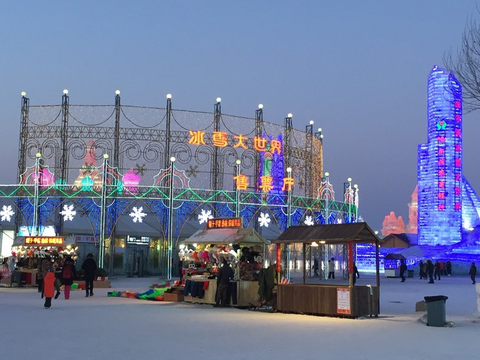 哈尔滨冰雪大世界是一个充满了冰雪童话元素的特色的游乐园,也是孩子