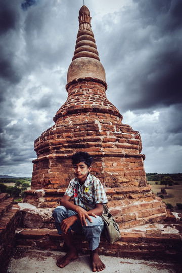 这是394塔上的明信片小男孩,他有著一双像霍比特人一样的大脚.