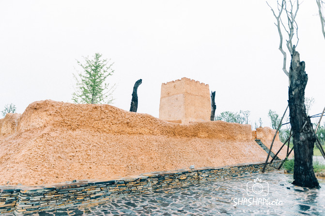 基础的夯土还依稀可见.