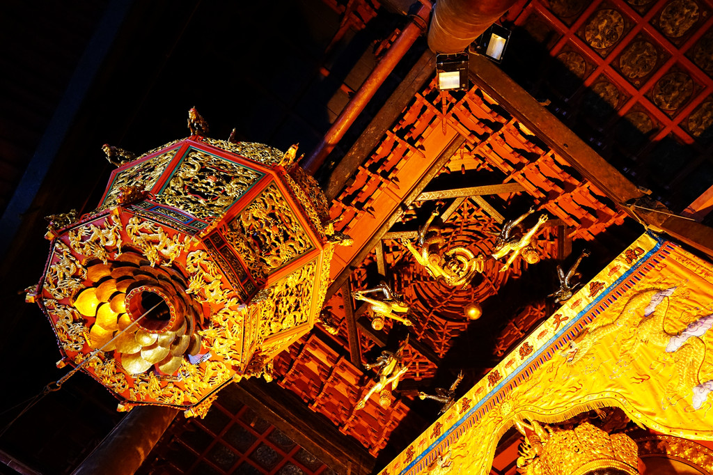 看完九龙藻井可别急着走啊,九龙殿后壁的大型海岛观音和善财童子五十