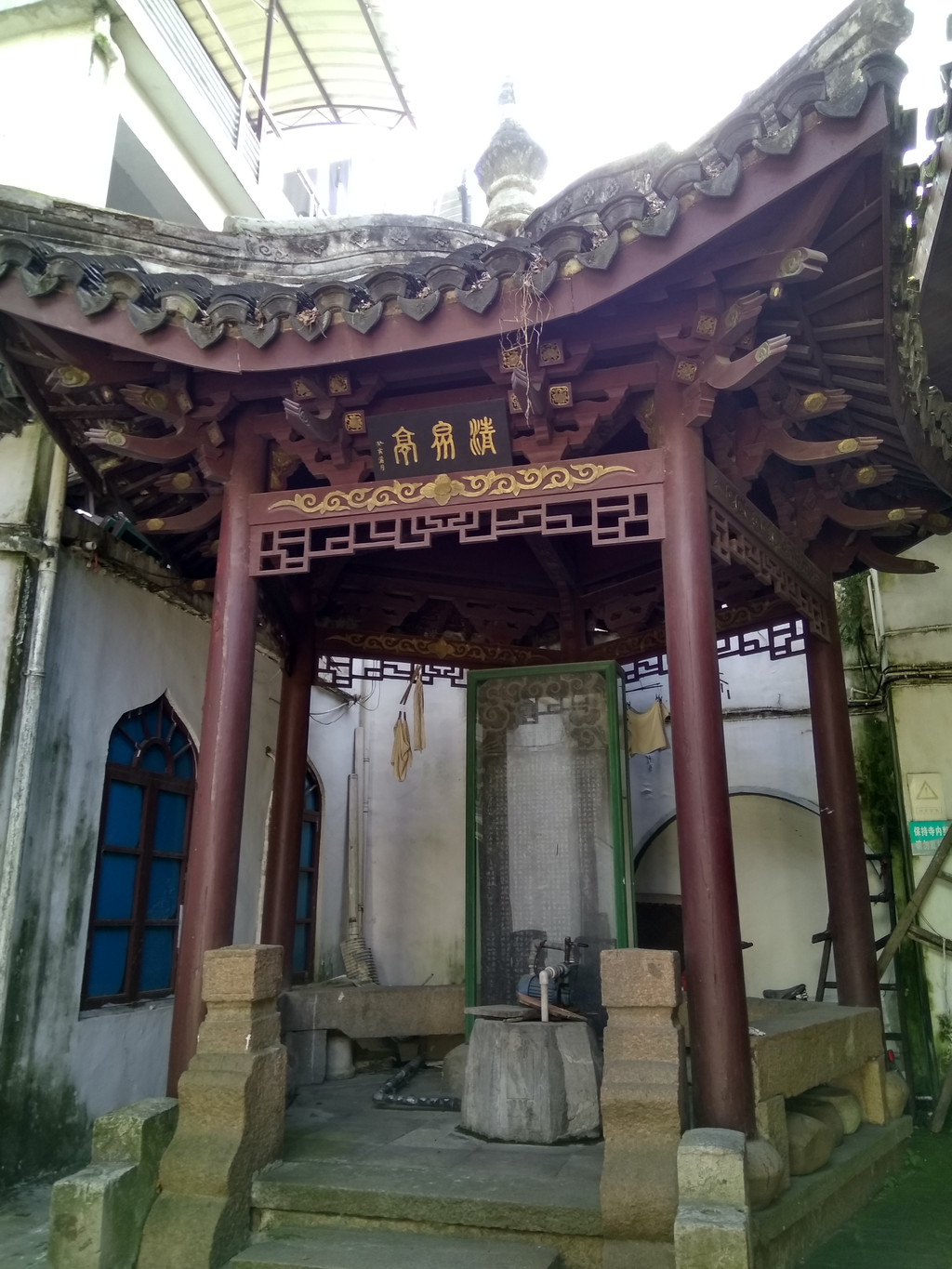 有明万历三十年嘉兴府同知马化龙撰文的石碑一座,这口古井,上面架着