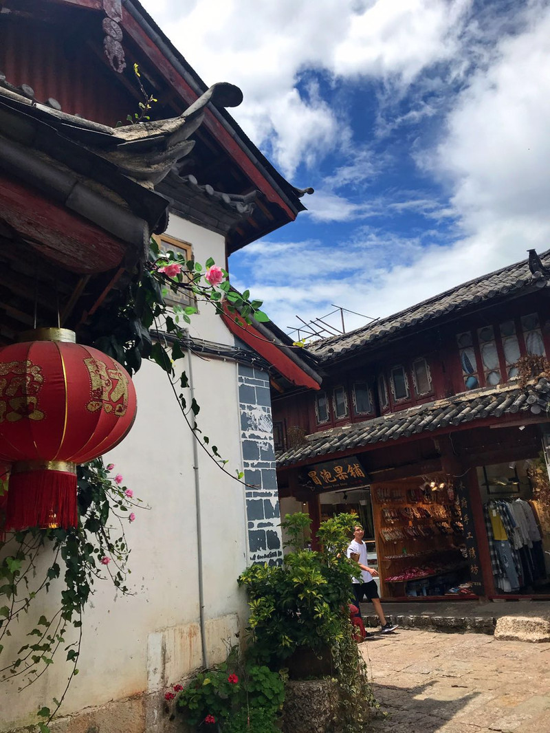 丽江人口少_丽江古城图片