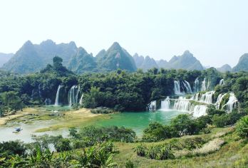 德天瀑布景区一日游/含景区接驳车/店/花千骨拍摄基地【边境山水画廊，清心养肺之旅。走进边境山水画廊，体验中越民族风情，领略跨国瀑布壮美】