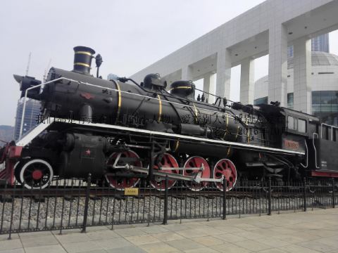 不知何意,在博物馆外面的火车头
