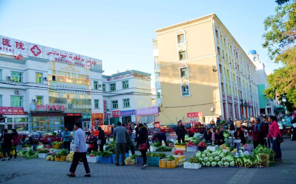 布尔津县城隶属阿勒泰,位于新疆维吾尔自治区北部,阿尔泰山脉西南麓