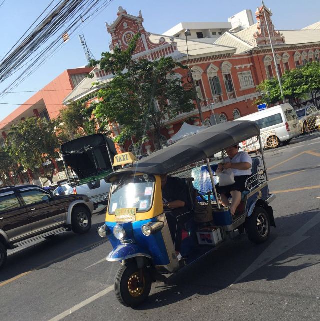 tuktuk车,带顶蓬的机动三轮车,车身小,速度快,穿梭于马路之中,迎着风
