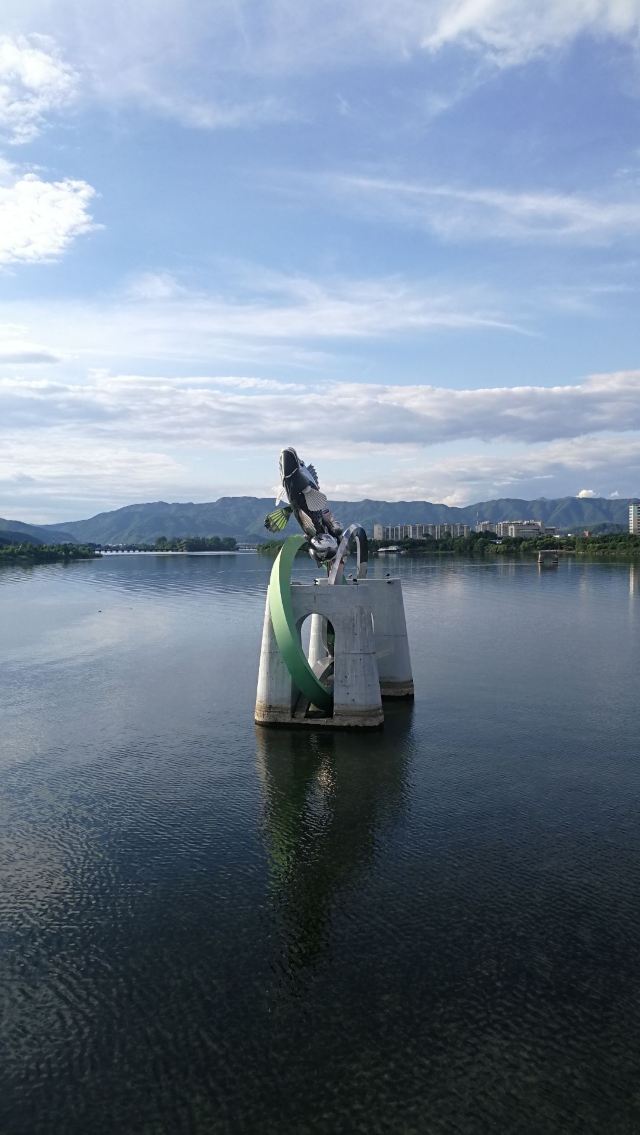 昭阳江少女铜像