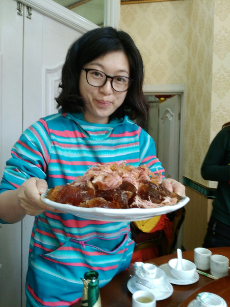 服务员端盘子图片大全,服务员端盘子技巧,服务员端盘子_大山谷图库