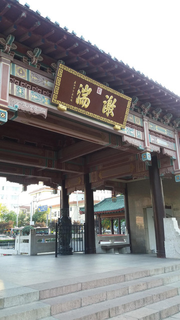 清流激湍的趵突泉,清澈显底的黑虎泉,有蛙不叫的大明湖——济南市区