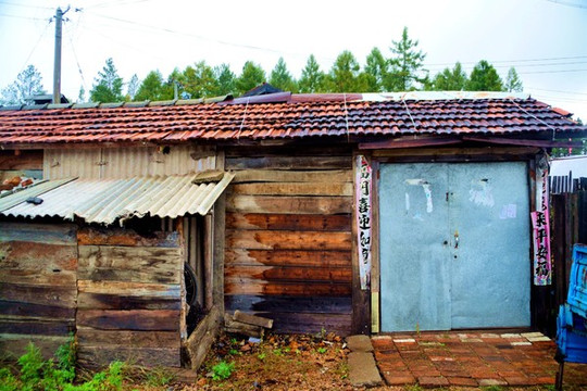 非常熟悉的农村木板棚.