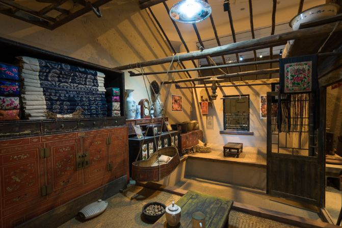 这里展示的是汉族的生活场景,万字炕,还有一个摇篮,也是东北特有的一