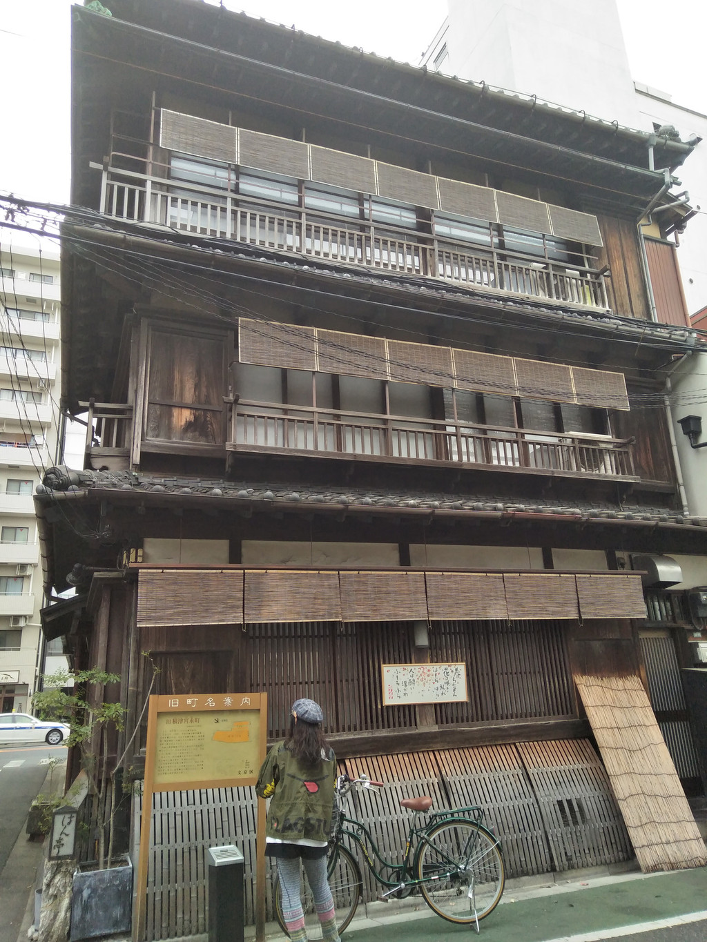 神社 はん亭的炸物,一直都很出名,尤其是根津這家店,現代居民區裡保留