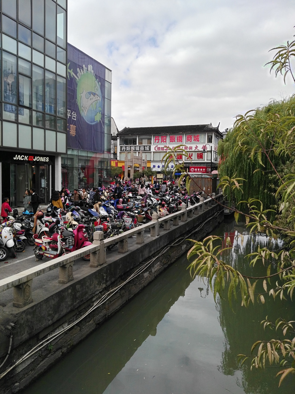 苏州街头拉洋片一景