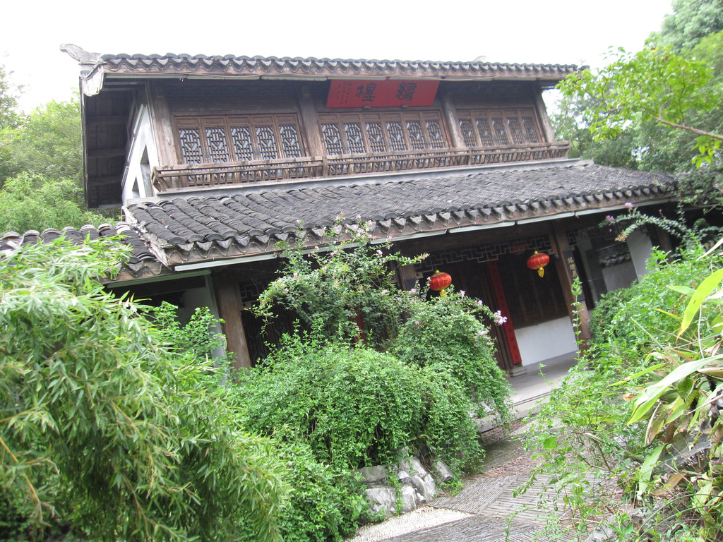 照片中间有个小亭,面向蠡湖,可能是望湖亭 陶朱公馆:里面的展厅光线不