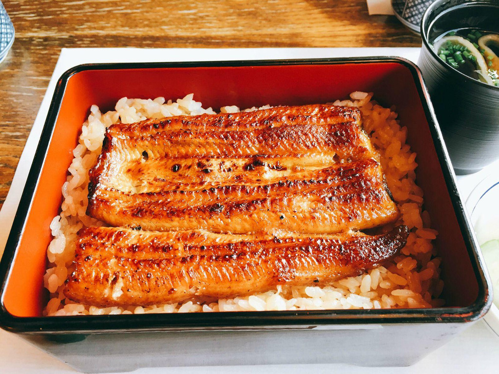 伊豆榮鰻魚飯 日本有名的鰻魚飯店不少,這次選的這家好在價格不是特別